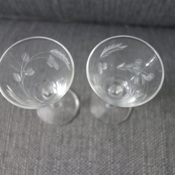 Mini Wine Glasses with Leaf Pattern - Picture 3 of 11